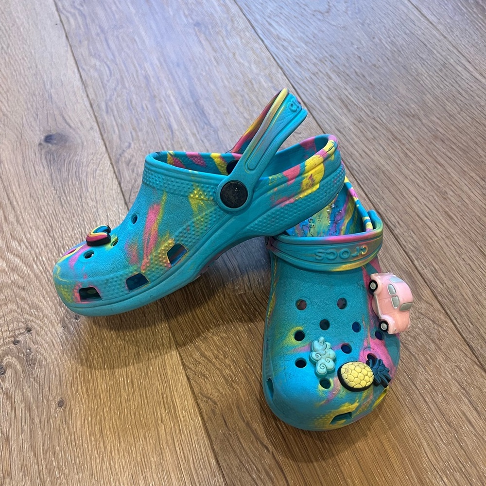 CROCS Kids Water Shoes in Teal Tie Dye with Charms